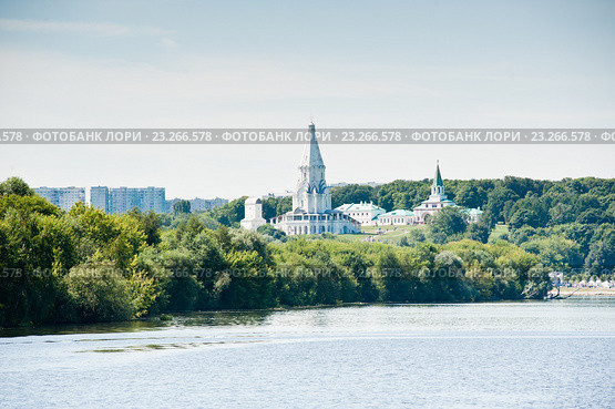 Коломенское. Вид со стороны реки. Лето. Москва. Россия (2016 год). Редакционное фото, фотограф E. O. / Фотобанк Лори