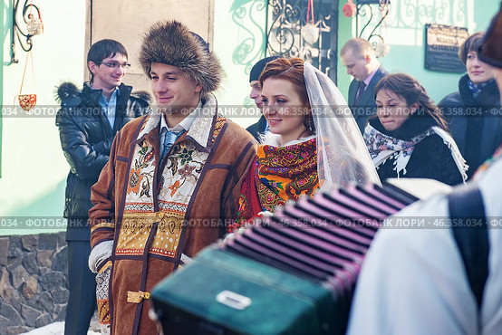 Kolomna, Russia, February 16, 2013. A colorful wedding celebration in Russian traditions. The bride and groom perform the forging ceremony in the forge. Revival and popularization of national traditions by young people. Редакционное фото, фотограф Оксана Медведева / Фотобанк Лори