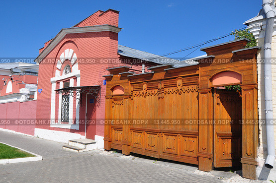 Коломна. Улица Лажечникова. Дом с резной деревянной оградой (2015 год). Стоковое фото, фотограф Ирина Быстрова / Фотобанк Лори