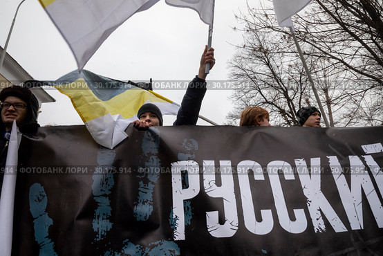 Колонна правых националистов на оппозиционном многотысячном марше по бульварному кольцу в центре города Москвы, Россия (2019 год). Редакционное фото, фотограф Николай Винокуров / Фотобанк Лори