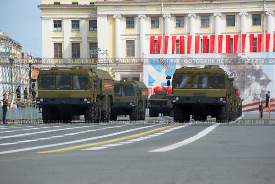 Колонна пусковых установок МЗКТ-7930 ракетного комплекса "Искандер" на репетиции парада в честь дня Победы. Санкт-Петербург (2015 год). Редакционное фото, фотограф Виктор Карасев / Фотобанк Лори