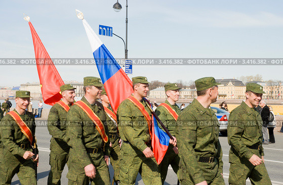 Колонна военнослужащих участников парада на набережной. Знаменная группа (2011 год). Редакционное фото, фотограф Александр Щепин / Фотобанк Лори