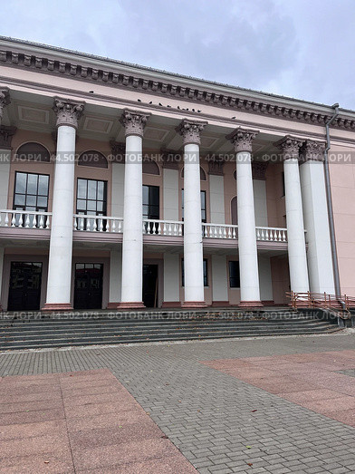 Колонны дворца культуры текстильщиков,Гродно,Беларусь (2023 год). Стоковое фото, фотограф Александра Новгородова / Фотобанк Лори