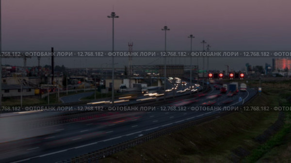 Кольцевая автомобильная дорога (КАД) в Санкт-Петербурге в районе 70 километра, таймлапс (2015 год). Стоковое видео, видеограф Кекяляйнен Андрей / Фотобанк Лори