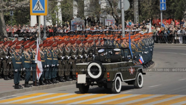 Командир ездит в машине перед строем военных и приветствует их на репетиции парада 7 мая 2015 г. Севастополе , Россия. Редакционное видео, видеограф Denis Mishchenko / Фотобанк Лори