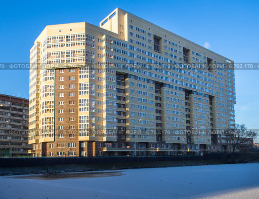 Коммунарка, ТиНАО. Новостройка в Новой Москве возле замерзшего водоема (2014 год). Стоковое фото, фотограф Алексей Голубович / Фотобанк Лори