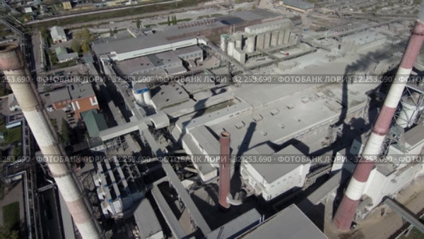 Компания HeidelbergCement. Завод по производству сухих строительных смесей. Вид с воздуха. HeidelbergCement. Plant for the production of dry mixes. Aerial view. (2019 год). Редакционное видео, видеограф Евгений Романов / Фотобанк Лори