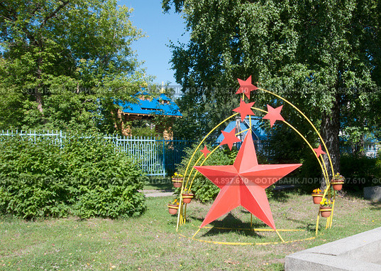 Композиция с красными звездами и цветами. Рощино. Ленинградская область (2013 год). Редакционное фото, фотограф Румянцева Наталия / Фотобанк Лори
