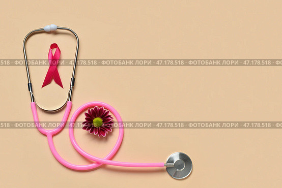 Композиция с стетоскопом, розовой лентой поддержки и цветком на цветном фоне. Концепция борьбы с раком груди. Стоковое фото, фотограф Pixel_shot / Фотобанк Лори