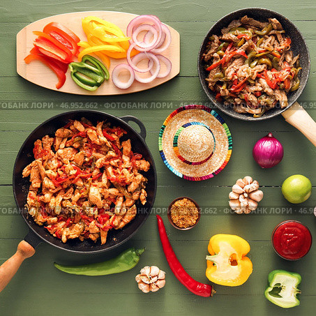 Композиция с вкусной фахитой, овощами, соусом и шляпой сомбреро на цветном деревянном фоне. Стоковое фото, фотограф Pixel_shot / Фотобанк Лори