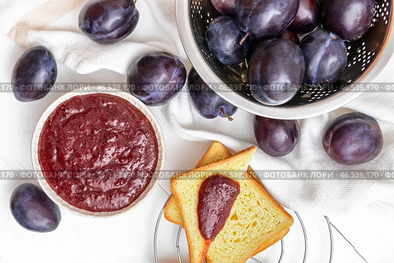 Композиция с вкусным домашним сливовым вареньем на деревянном фоне. Стоковое фото, фотограф Pixel_shot / Фотобанк Лори