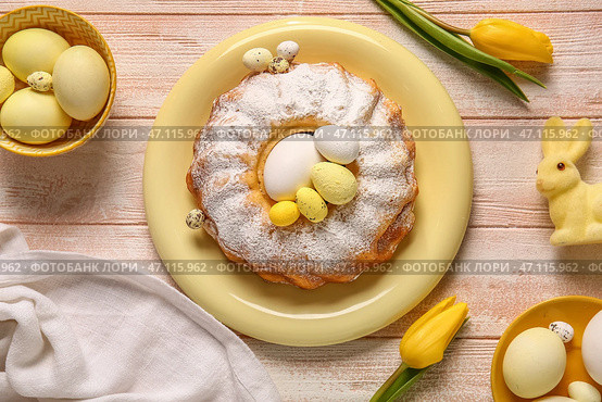 Композиция с вкусным пасхальным куличом, крашеными яйцами и тюльпанами на светлом деревянном фоне. Стоковое фото, фотограф Pixel_shot / Фотобанк Лори