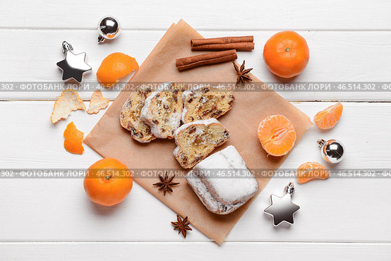 Композиция с вкусным рождественским штолленом на белом деревянном фоне. Стоковое фото, фотограф Pixel_shot / Фотобанк Лори