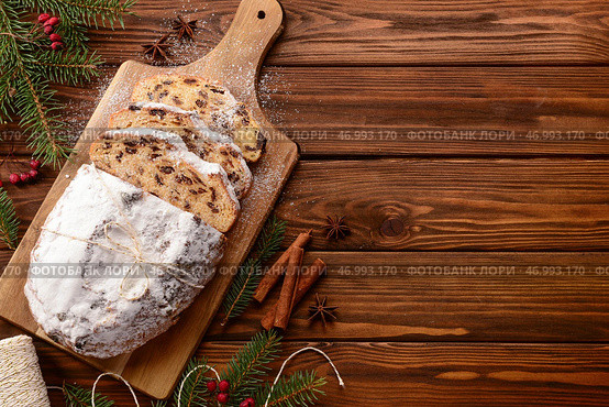 Композиция с вкусным рождественским штолленом на деревянном фоне. Стоковое фото, фотограф Pixel_shot / Фотобанк Лори