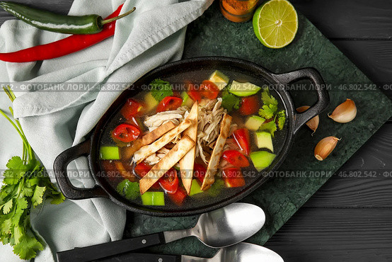 Композиция с вкусным супом Сопа де Лима на фоне темного дерева. Стоковое фото, фотограф Pixel_shot / Фотобанк Лори