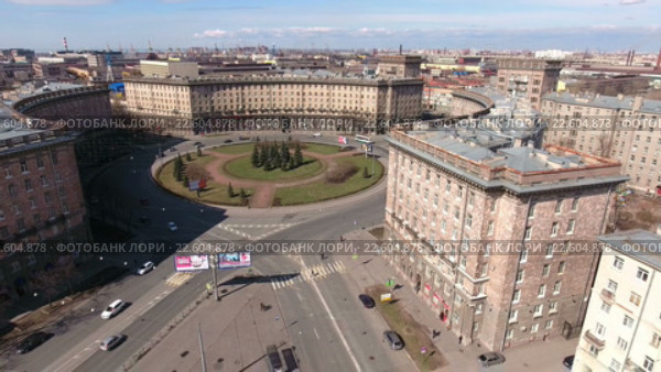 Комсомольская площадь на проспекте Стачек в районе метро Кировский завод, круговое движение автотранспорта, Санкт-Петербург (2016 год). Редакционное видео, видеограф Кекяляйнен Андрей / Фотобанк Лори