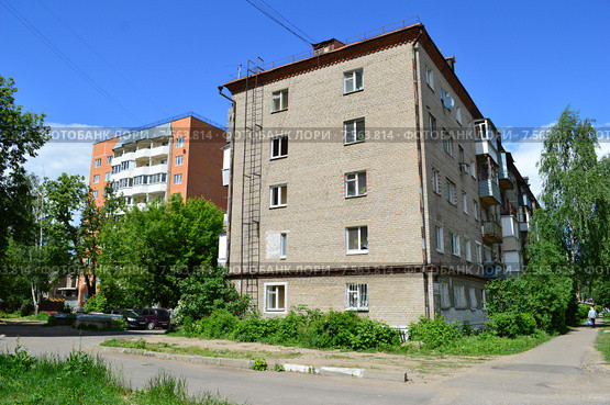Комсомольская улица, дом 26а. Советская улица, дом 8. Город Электроугли Ногинского района Московской области (2015 год). Редакционное фото, фотограф lana1501 / Фотобанк Лори