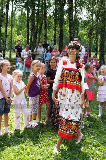 Конкурс парикмахерского искусства " Русская коса" на празднике Троицы, девушки в народных костюмах (2013 год). Редакционное фото, фотограф ElenArt / Фотобанк Лори