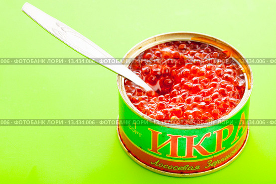 Консервная банка с красной икрой на зеленом фоне. Стоковое фото, фотограф Сергей Дубров / Фотобанк Лори