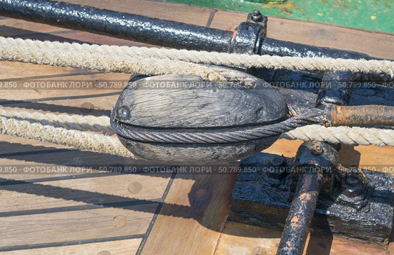 Корабельный блок с канатом на палубе парусного корабля. A ship's block with a rope on the deck of a sailing ship. Стоковое фото, фотограф Татьяна Д / Фотобанк Лори