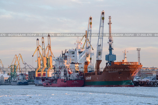 Корабли на Морском канале солнечным декабрьским утром. Канонерский остров, Санкт-Петербург (2018 год). Редакционное фото, фотограф Виктор Карасев / Фотобанк Лори