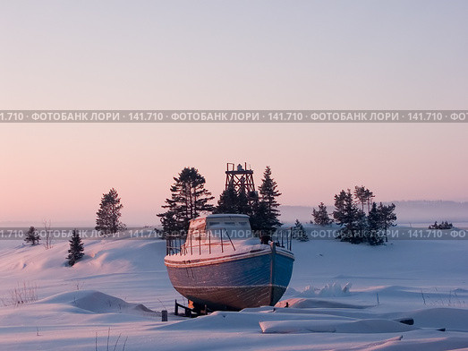 Кораблик на рассвете зимой. Стоковое фото, фотограф Александр Максимов / Фотобанк Лори