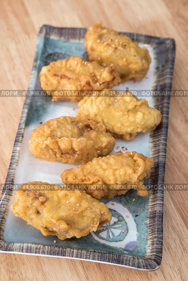korean fried chicken with sesame on a plate. Стоковое фото, агентство Ingram Publishing / Фотобанк Лори