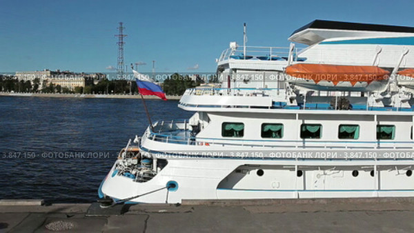 Корма теплохода у пристани речного вокзала в Санкт-Петербурге (2012 год). Стоковое видео, видеограф Кекяляйнен Андрей / Фотобанк Лори