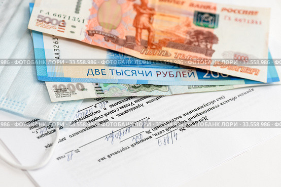 Коронавирус. Договор аренды помещения в торговом зале магазина, российские банкноты и медицинская маска. Стоковое фото, фотограф Игорь Низов / Фотобанк Лори