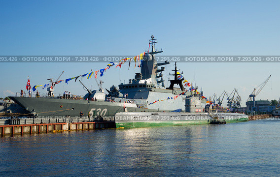 Корвет "Стерегущий" и подводная лодка С-189 в день ВМФ. Санкт-Петербург (2014 год). Редакционное фото, фотограф Виктор Карасев / Фотобанк Лори