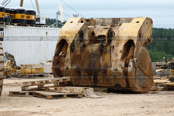 Ковш — рабочий орган экскаватора. Bucket — the working body of the excavator (2015 год). Редакционное фото, фотограф Валерий Акулич / Фотобанк Лори