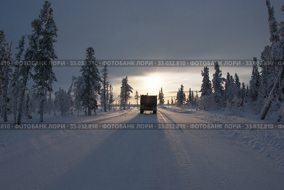 Крайний Север. Грузовой автомобиль движется по зимнику. Стоковое фото, фотограф Евгений Романов / Фотобанк Лори