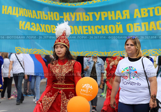 красивые казашки Красивая казашка в национальном костюме в день города Тюмень (2016 год).  Редакционное фото № 26267014, фотограф Анатолий Матвейчук / Фотобанк Лори