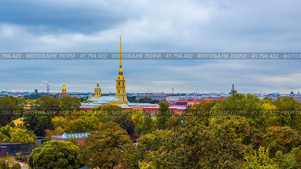 Красивая панорама исторического центра Санкт-Петербурга, Россия. Вид сверху на Петропавловскую крепость и собор с золотым шпилем. На переднем плане Александровский парк. Стоковое фото, фотограф Андрей Степанов / Фотобанк Лори