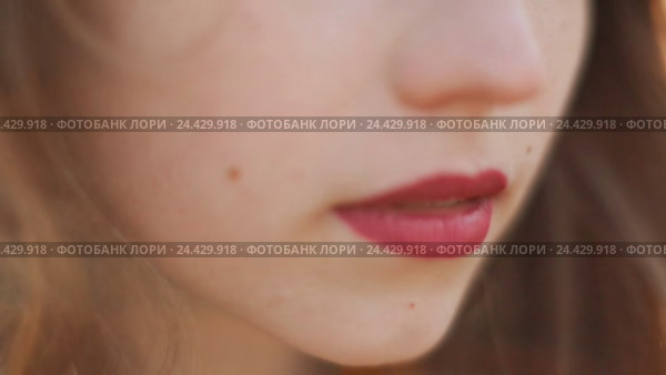 Красивая пятнадцатилетняя девочка крупным планом. Стоковое видео, видеограф Mikhail Davidovich / Фотобанк Лори