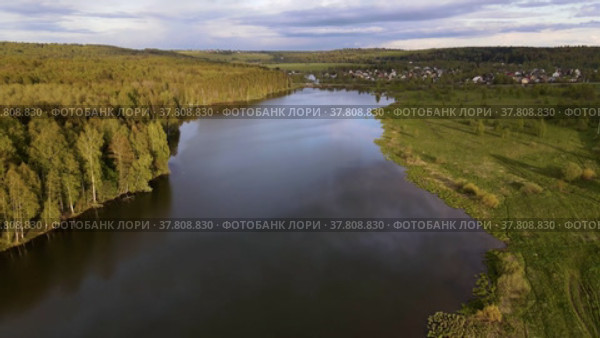 Красивая река Подмосковья весенним вечером. Стоковое видео, видеограф Julia Shepeleva / Фотобанк Лори