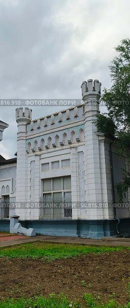 Красивая стена. Разрушающееся старое здание вокзала станции Кунцево 1. Остановочный пункт. Построено в готических формах в 1899-1900 годах по проекту архитектора И. И. Струкова. Оградительная сетка. железная дорога. Стоковое фото, фотограф Светлана Русских / Фотобанк Лори