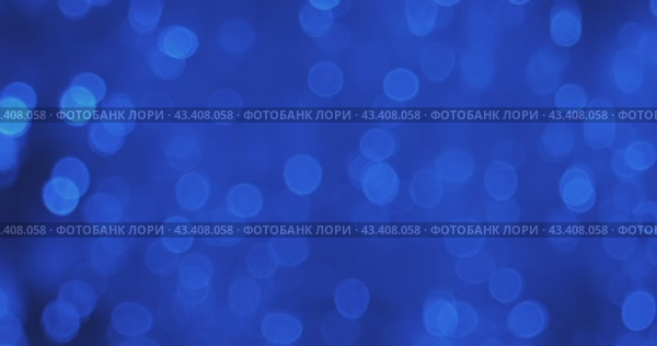 Красивое отражение рассеянных огней в воде. Рассеянный абстрактный синий рождественский фон. Плавное движение синих огней. Beautiful reflection of defocused lights in the water. Defocused abstract blue christmas background. The smooth movement of the blue lights. Стоковое видео, видеограф Александр Собко / Фотобанк Лори