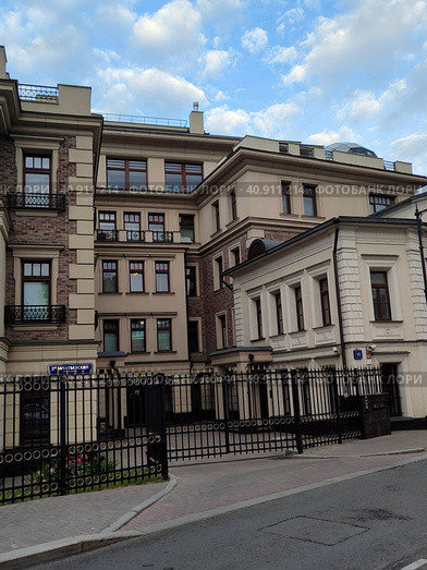 Красивое жилое здание по адресу 2-й Зачатьевский переулок, 11. Клубный дом премиум-класса в престижном  районе Золотая Миля. Современное строение в архитектурном стиле неоклассицизм. Москва, Россия, 26 июня 2023. Beautiful residential building at the address 2nd Zachatyevsky lane, 11. Premium clubhouse in prestigious Golden Mile district. Modern building in neoclassical  style. Moscow, Russia, June 26, 2023. Редакционное фото, фотограф Ирина / Фотобанк Лори