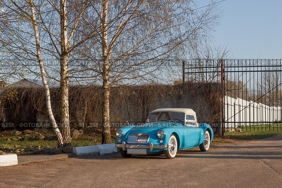 Красивый старинный спортивный автомобиль марки MG MGA весенним вечером в Подмосковье (2014 год). Редакционное фото, фотограф Горшков Игорь / Фотобанк Лори