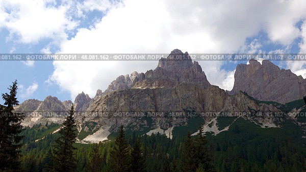 Красивый вид на Доломитовые Альпы в Италии. Кортина д'Ампеццо. Июль. Beautiful view of the Dolomites in Italy. Cortina d'Ampezzo. July. (2022 год). Стоковое фото, фотограф Горшков Александр / Фотобанк Лори