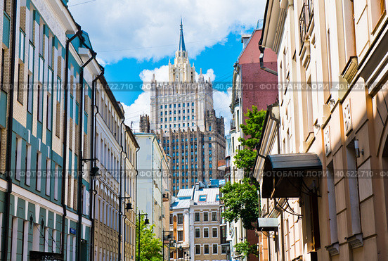 Красивый вид на здание Министерства Иностранных Дел. Лето. Москва. Россия (2023 год). Редакционное фото, фотограф E. O. / Фотобанк Лори