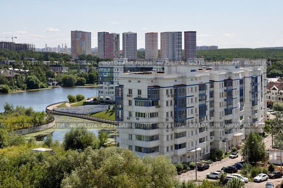 Krasnogorsk, Russia - 24 July. 2021. Panorama of the city with the Moskva river (2000 год). Редакционное фото, фотограф Володина Ольга / Фотобанк Лори