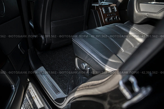 KRASNOYARSK, RUSSIA - March 15, 2024: Black Land Rover Range Rover. Редакционное фото, фотограф Плотников Дмитрий / Фотобанк Лори