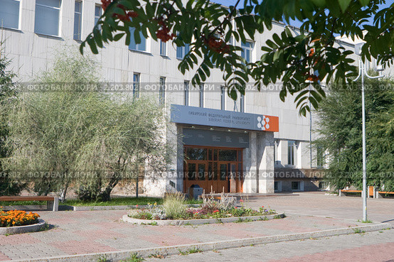 Красноярск. Сибирский федеральный университет (СФУ). Вход в центральный корпус (2010 год). Стоковое фото, фотограф Шичкина Антонина / Фотобанк Лори