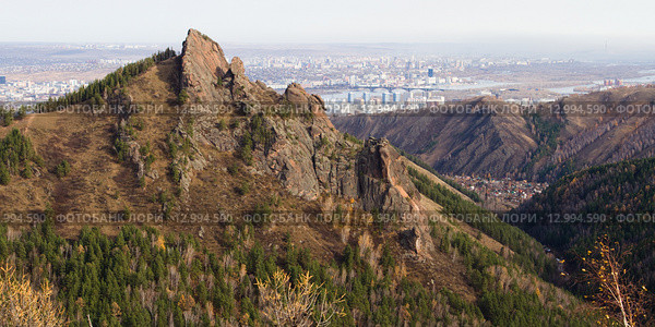 Красноярские Столбы. Такмак на фоне Енисея (2015 год). Редакционное фото, фотограф Шичкина Антонина / Фотобанк Лори