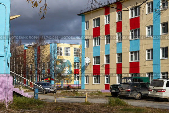 Красочные здания в небольшом поселке в Сибири. Село Клёпка, Магаданская область, Дальний Восток России. Осенний сезон. Повседневная жизнь провинциальных городов и сёл России. Редакционное фото, фотограф Андрей Степанов / Фотобанк Лори