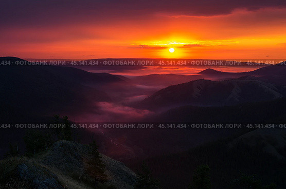 Красочный рассвет на Южном Урале. A colorful dawn in the Southern Urals. Стоковое фото, фотограф Евгений Романов / Фотобанк Лори