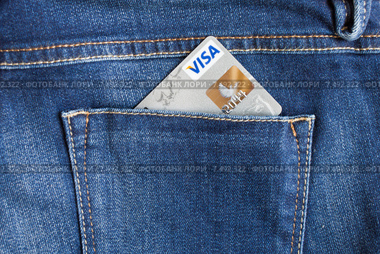Кредитная карта VISA в кармане джинсов (2015 год). Редакционное фото, фотограф Victoria Demidova / Фотобанк Лори