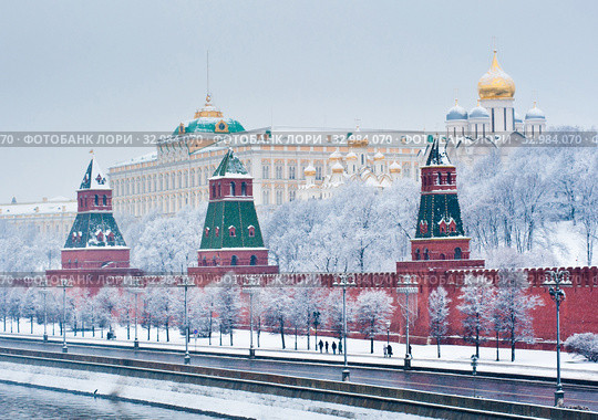 Кремлевская набережная. Зимний день. Сильный снегопад. Москва (2020 год). Стоковое фото, фотограф E. O. / Фотобанк Лори
